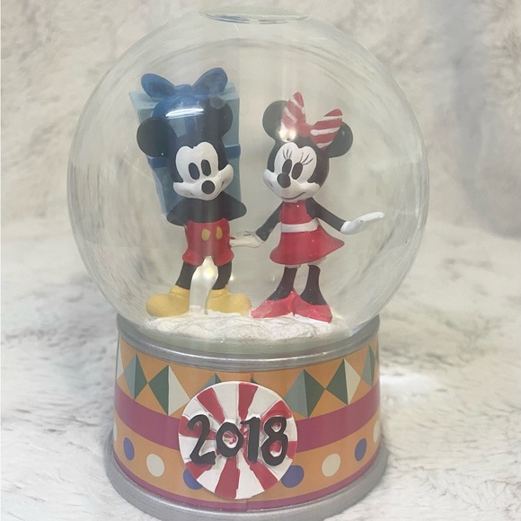 RARE 2018 Disney Store Mickey and Minnie Mouse Snow Globe Present Authentic - Picture 1 of 12